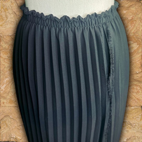 LOYD/FORD Black Pleated Chiffon Slit Front Elasticized Waist Midi Skirt Size 8 - Picture 6 of 15